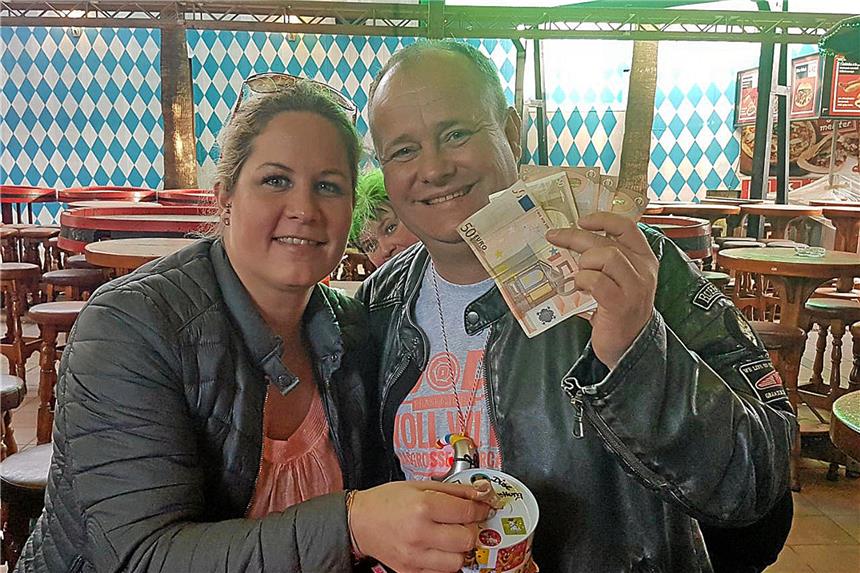 Mallorca-Party: Spendengelder für misshandelte Hunde Vera Bewersdorff (Tourbook Entertainment) und DJ Düse.