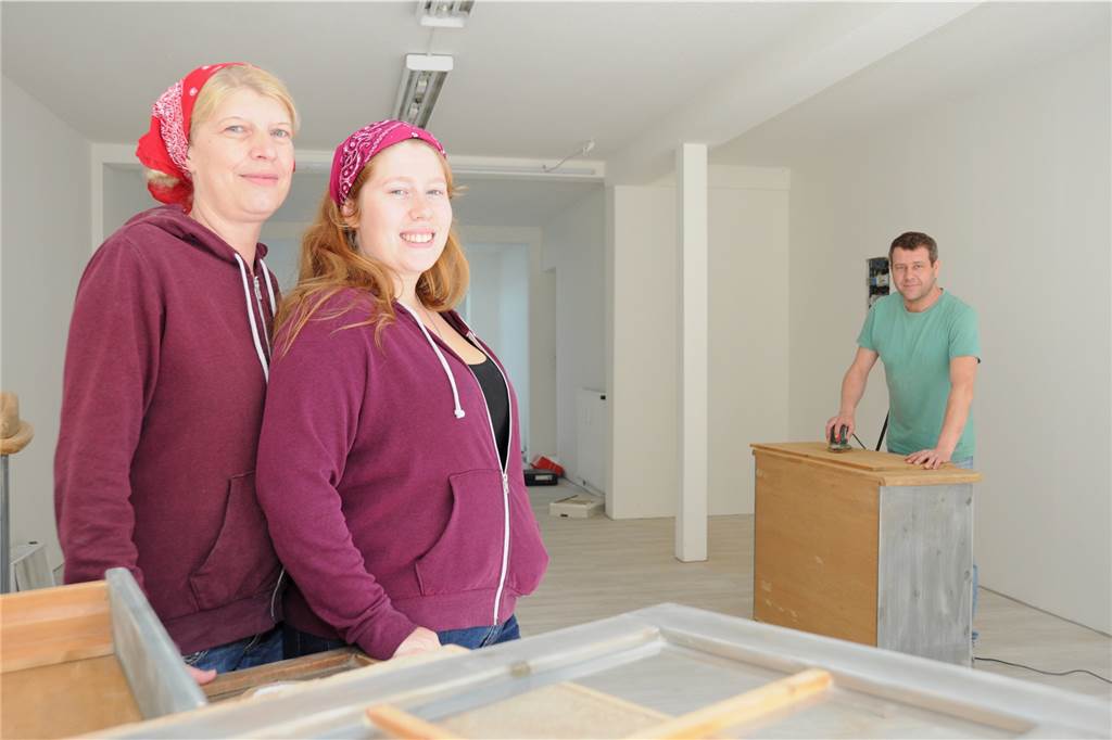 Keine Lust mehr auf Plastik-Müll: Ex-Supermarkt-Mitarbeiter eröffnet Unverpackt-Laden Vera Jander (l.), Tochter Anna Bauer und Matthias Jander bringen die ersten Möbel im Unverpackt-Laden auf Vordermann.