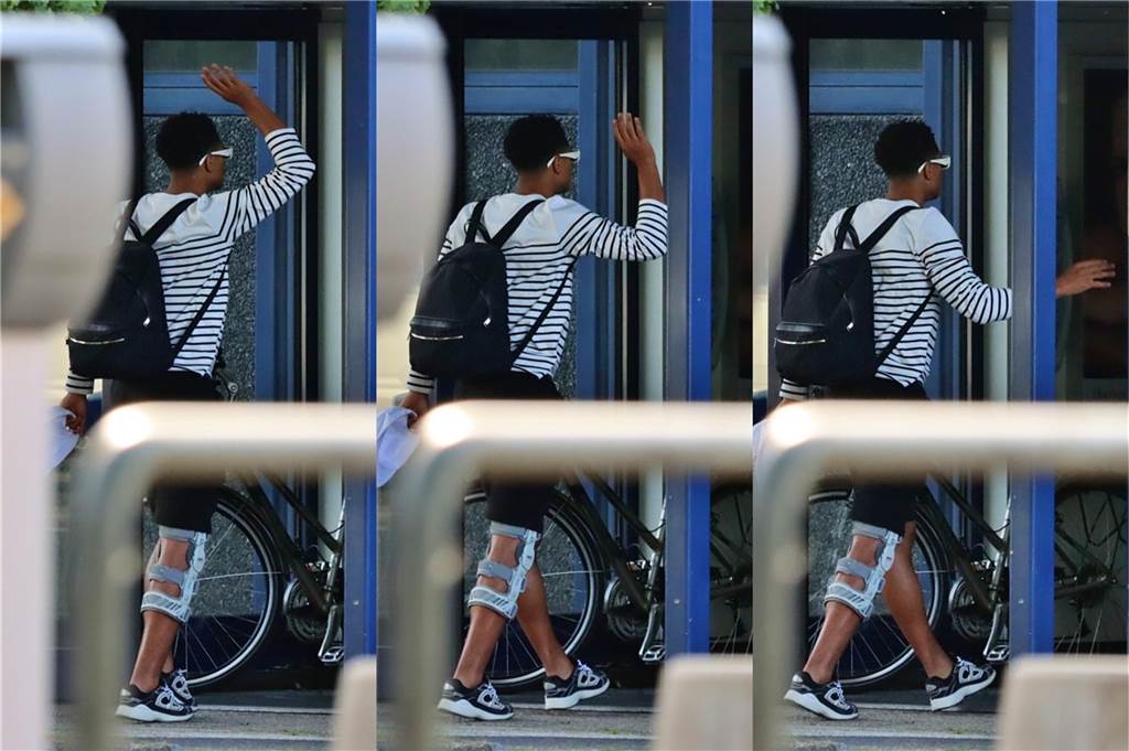 Exklusiv: Verabschiedet sich Bellingham hier aus Dortmund? BVB-Spieler trägt Knieorthese Jude Bellingham hebt die rechte Hand.