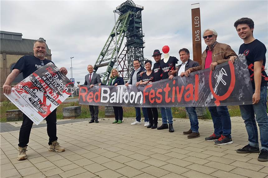 Red Balloon Festival geht mit komplett neuem Line-up in die zweite Runde Veranstalter Christian Joswig (l., Rock Forum Dorsten) und die übrigen Organisatoren und Unterstützer freuen sich auf die zweite Auflage des Red Balloon Festivals in Dorsten am ersten Augustwochenende.