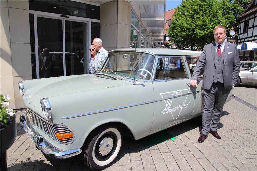 Veranstalter Christof Schmersträter neben seinem Oldtimer, einem Opel Olympia Caravan, Bj. 1961