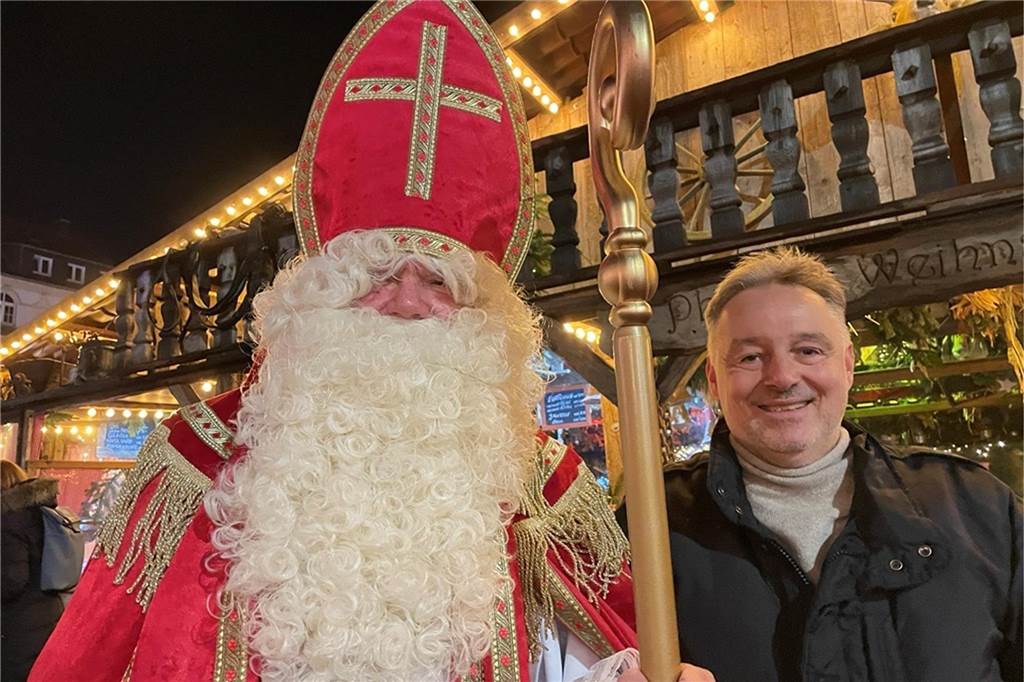 Aufbau für Weihnachtsdorf beginnt: Stadt sperrt Marktplatz phasenweise komplett Veranstalter Frank Philipp war zufrieden mit dem ersten Jahr in dieser Form. Nächstes Jahr geht es weiter mit dem nächsten Weihnachtsdorf in der Castroper Altstadt.