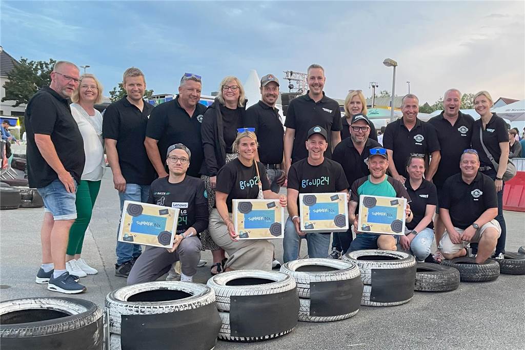 Spannung bis in die letzte Runde: Das sind die Sieger beim „Kart Race Stadtlohn“ Veranstalter und Sponsoren im Foto
