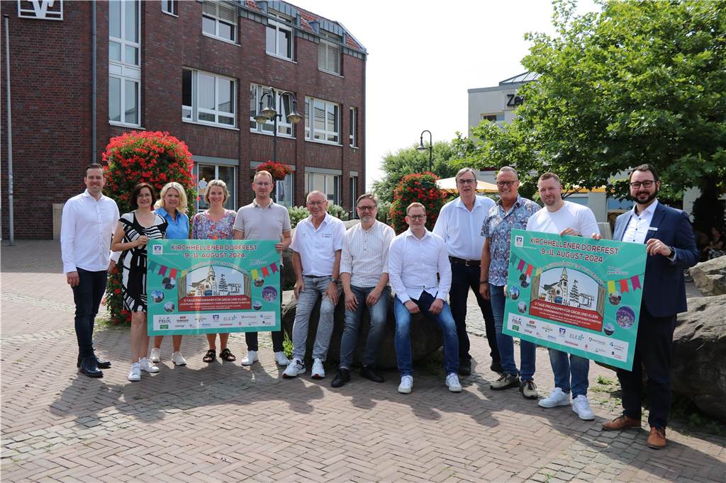 Die lange Tafel kommt zurück: Dorffest lässt alte Tradition aufleben Veranstalter, Werbegemeinschaft, Marketingverein und Sponsoren mit den Plakaten für das Dorffest 2024.