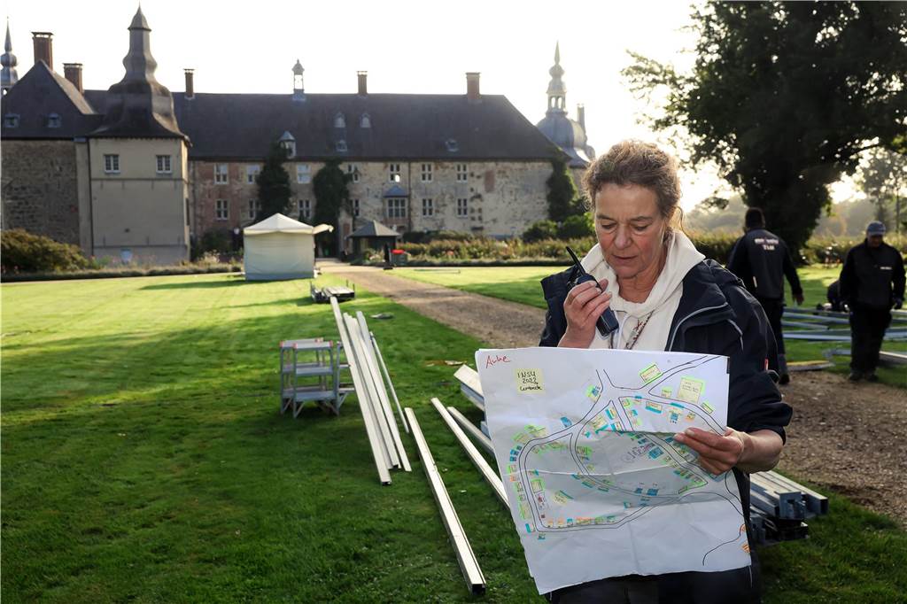 Herbstfestival „Indian Summer“ am Schloss Lembeck startet am Freitag Veranstalterin Anke Peters mit einer Karte vor dem Schloss Lembeck