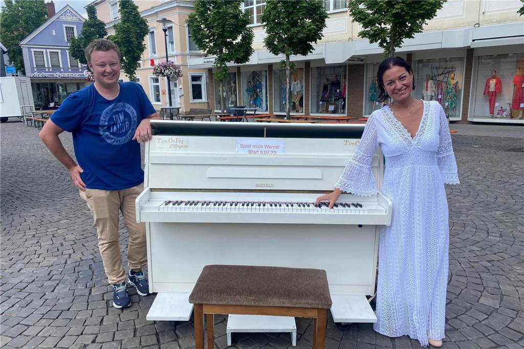 Bunte Klaviermusik in der Innenstadt: Stadt stellt ‚Spiel mich‘-Klavier auf Veranstaltungsmanager Markus Schnatmann und Margarita Lebedkina von der Musikschule Margarita weihten das Klavier ein.