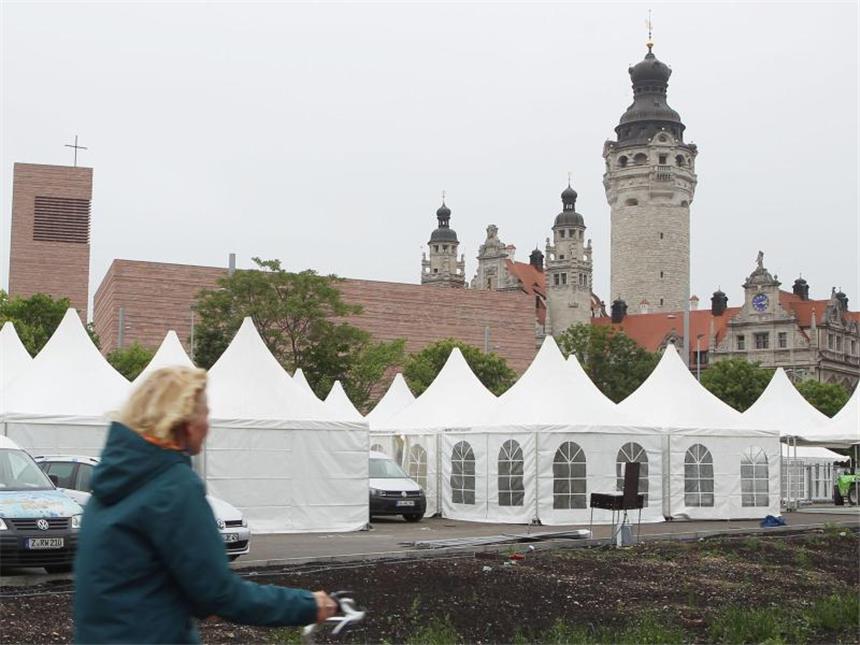 Papst, Party, Politik: Der Katholikentag in Leipzig Veranstaltungspavillons auf dem Leuschner-Platz in Leipzig mit dem Turm der Probsteikirche (l) und dem Neuen Rathaus im Hintergrund. Foto: Sebastian Willnow