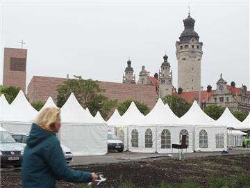 Veranstaltungspavillons auf dem Leuschner-Platz in Leipzig mit dem Turm der Probsteikirche (l) und dem Neuen Rathaus im Hintergrund. Foto: Sebastian Willnow
