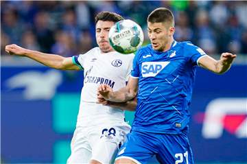Verbissene Duelle lieferten sich Alessandro Schöpf (l.) und Andrej Kramaric.
