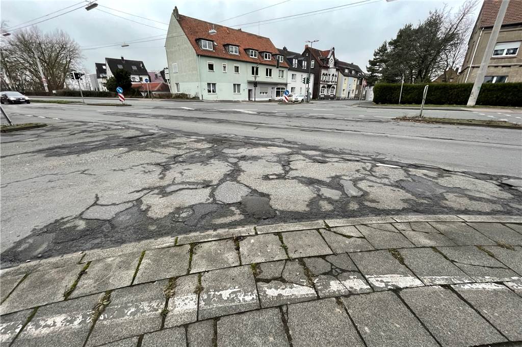 Altstadtring-Sanierung verschiebt sich erheblich / Politiker sind verärgert Verblasste Radstreifen-Markierungen und kaputte Straßen: Diesen Anblick wird der Altstadtring noch lange bieten.