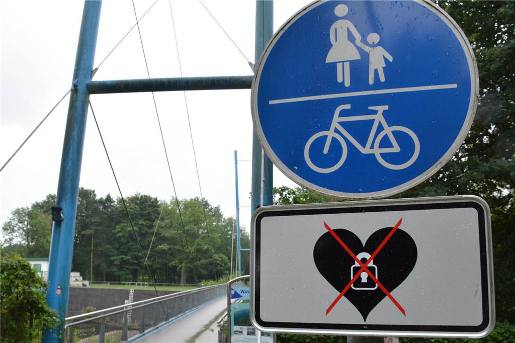Verbotsschild für Liebesschlösser an der Brücke am Walzenwehr.