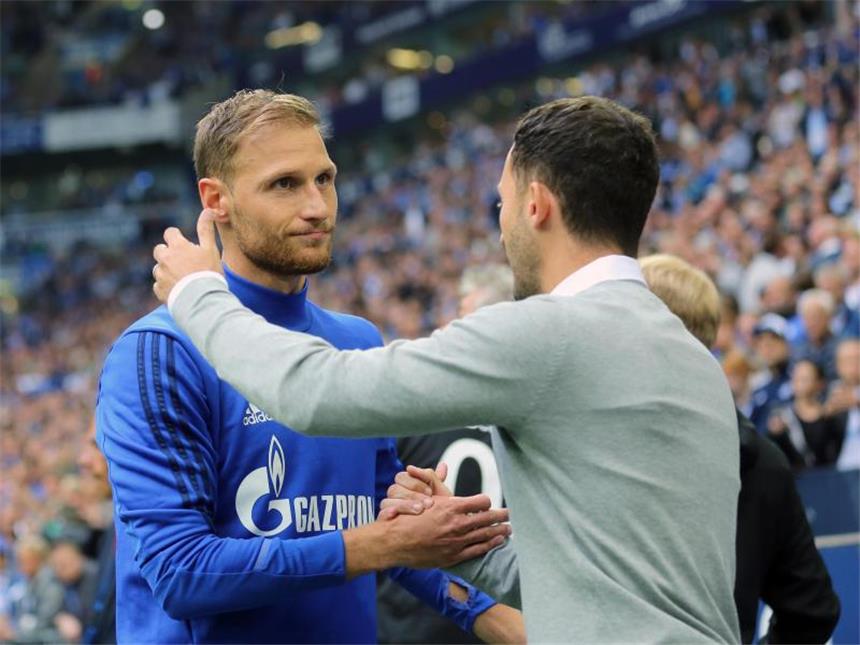 Schalke-Trainer Tedesco bezeichnet Höwedes-Post als legitim Verbrachten nur kurze Zeit zusammen auf Schalke: Weltmeister Benedikt Höwedes (l) und der neue Trainer Domenico Tedesco. Foto: Ina Fassbender