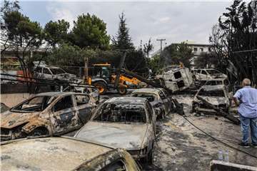 Verbrannte Autos in Mati: Nach den verheerenden Waldbränden der vergangenen Tage hat sich die Lage in Griechenland entspannt. Foto: Lefteris Partsalis/XinHua