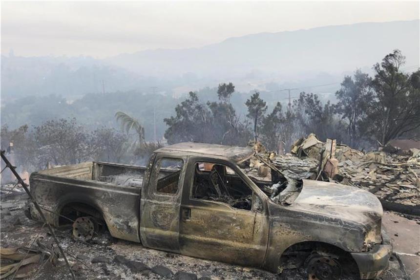 Ein Todesopfer bei Buschfeuern in Kalifornien Verbranntes Auto nahe der Fairview Avenue bei Santa Barbara. Hier hatte ein Buschfeuer am Freitag Hunderte Anwohner in die Flucht geschlagen. Foto: Mike Eliason