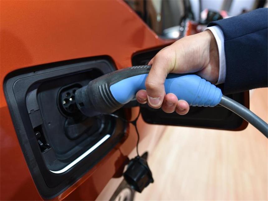 Elektroauto-Prämie: Branchenverband glaubt noch an Erfolg Verbraucher, aber auch Firmen, Stiftungen und Vereine können seit Anfang Juli den sogenannten Umweltbonus für Elektroautos beantragen. Foto: Uwe Anspach