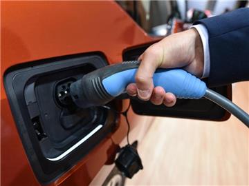 Verbraucher, aber auch Firmen, Stiftungen und Vereine können seit Anfang Juli den sogenannten Umweltbonus für Elektroautos beantragen. Foto: Uwe Anspach