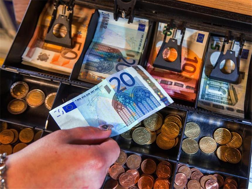 Ölpreise heizen Inflation an: Höchster Stand seit Juli 2013 Verbraucher in Deutschland müssen zum Jahresbeginn deutlich tiefer in die Tasche greifen als im Januar 2016. Foto: Jens Büttner