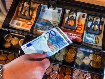 Verbraucher in Deutschland müssen zum Jahresbeginn deutlich tiefer in die Tasche greifen als im Januar 2016. Foto: Jens Büttner