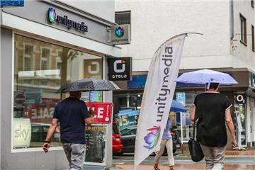 Verbraucher Manfred Salm ging in den Unitymedia-Shop in Hombruch hinein, weil sein Fernseher schwarz blieb. Wieder hinaus ging er mit einem neuen Vertrag für Telefon, Fernsehen und Internet.