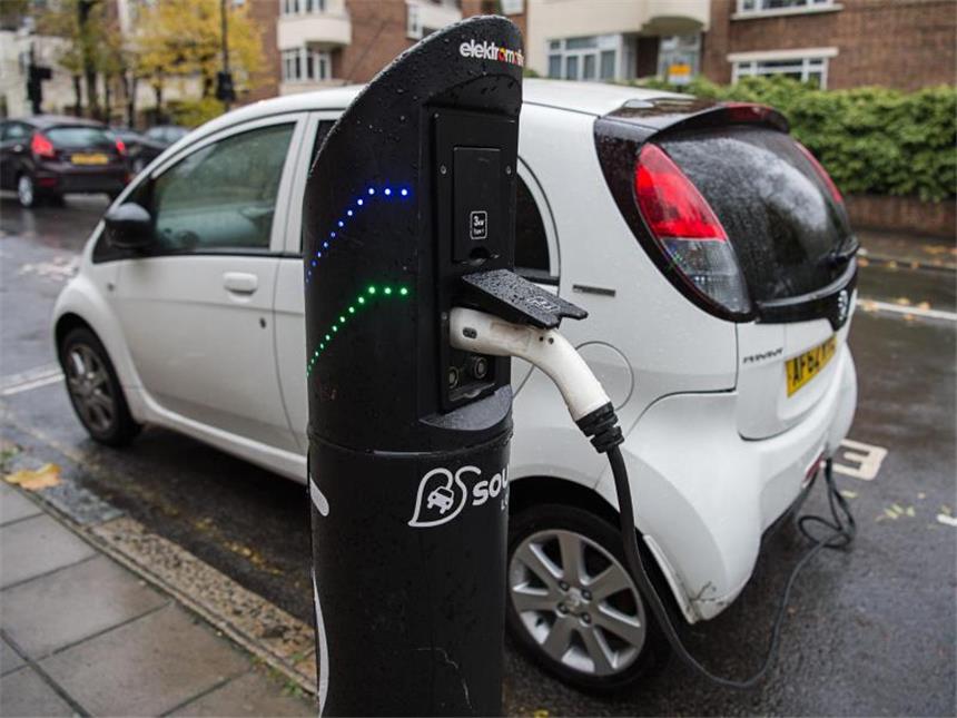 Verbraucherschützer erwarten Kostensturz bei Elektroautos Verbraucherschützer prognostizieren: Die Kosten für ein Elektroauto werden bis 2024 denen eines Benziners entsprechen. Foto: Wolfram Kastl