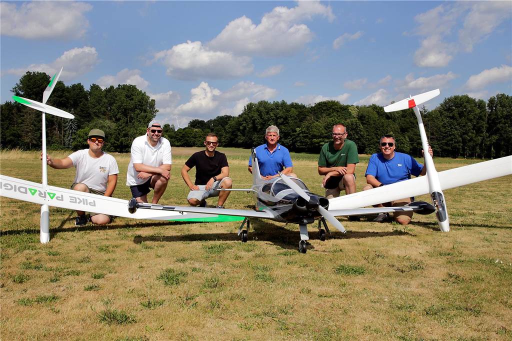 Lippramsdorfer Modellflieger: Sie heben ab und bleiben doch am Boden Modellflieger und ihre Flugzeugmodelle