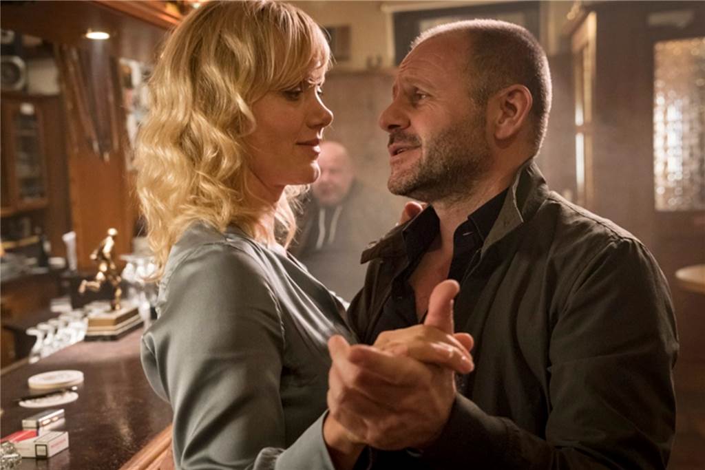 Ludger Burmann geht hart ins Gericht mit dem neuen Dortmunder Tatort Verdeckte Ermittlungen: Martina Bönisch (Anna Schudt) zusammen mit Oleg Kombarow (Samuel Finzi) auf der Tanzfläche. Die Kommissarin kommt dem reichen Russen sehr nahe.