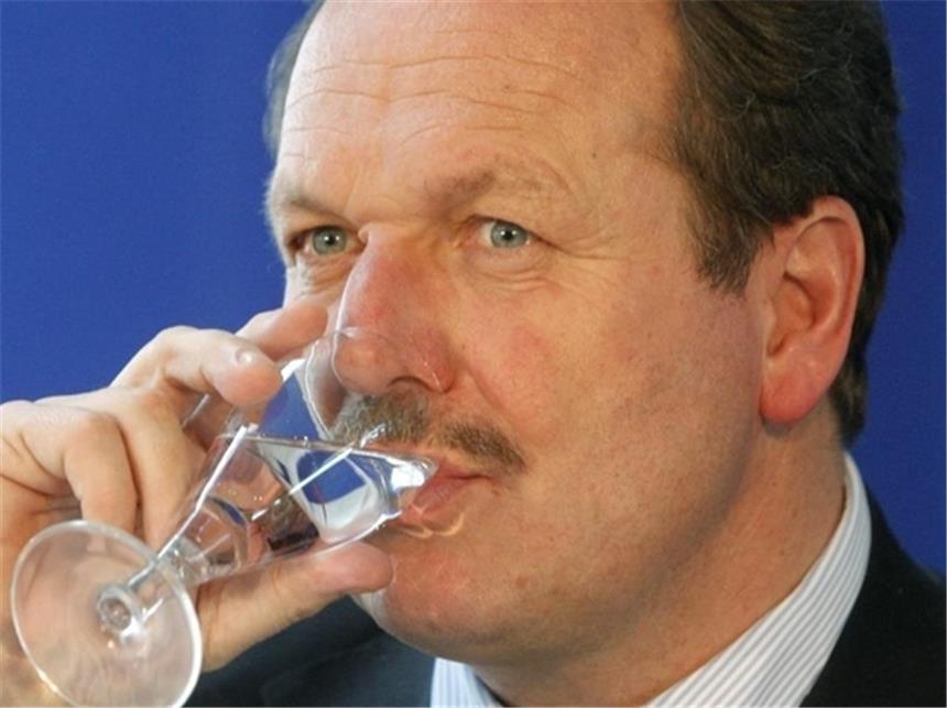 Lufthansa schafft Freiflüge für Aufsichtsrat ab Ver.di-Chef Frank Bsirske war mitten in der durch Streiks bei der Lufthansa begleiteten Tarifrunde erster Klasse in den Urlaub geflogen.
