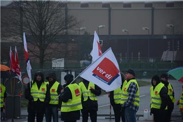 Verdi-Flaggen vor dem Brennelemente-Zwischenlager: Ausnahmsweise ging es bei der Demonstration nicht um die umstrittene Lagerung von Atommüll, sondern um die Bezahlung des Sicherheitspersonals. 