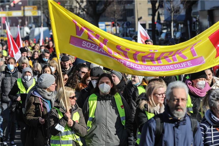 Kita-Warnstreik: Demo mit 1500 Teilnehmern zieht über Dortmunds Wall Verdi fordert bessere Arbeitsbedingungen, Maßnahmen gegen Fachkräftemangel und mehr Lohn.