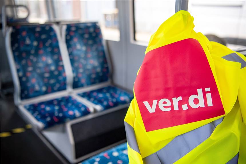 Warnstreik legt Nahverkehr in NRW lahm: Busse und Bahnen fuhren nicht Verdi hat am Dienstag (29.9.) zum Warnstreik im öffentlichen Nahverkehr in NRW aufgerufen.