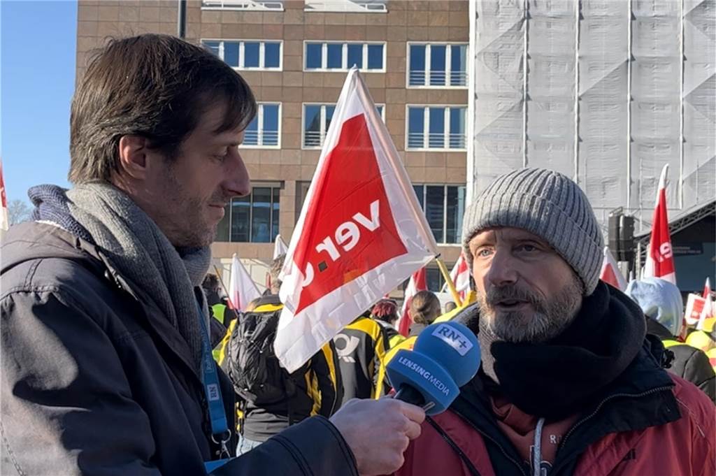 Großer Post-Streik in Dortmund: 3500 Beschäftigte machen ihrem Ärger Luft Verdi-Mann Michael Gröne im Gespräch mit unserem Reporter beim großen Post-Streik auf dem Friedensplatz in Dortmund am Dienstag (7.2.).