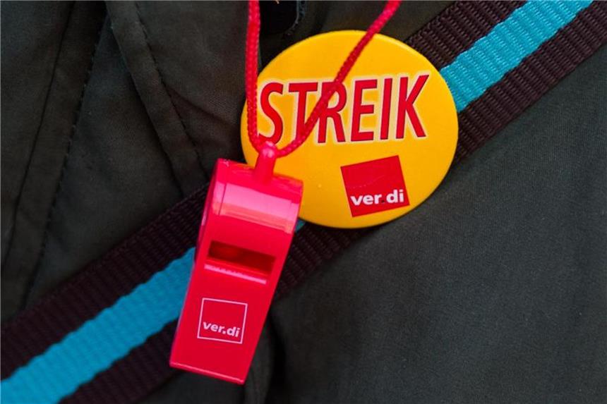 Warnstreiks an Unikliniken in Düsseldorf und Essen Verdi-Trillerpfeife und Anstecker mit der Aufschrift „Streik“. Foto: Daniel Bockwoldt/Archiv