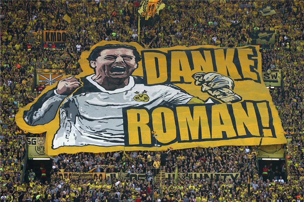 Verdienter Spieler, verdiente Verabschiedungen: Roman Weidenfeller hört auf. Die Fans danken ihm im Mai 2018 für alles, was er in 16 Jahren als Torwart des BVB geleistet hat.