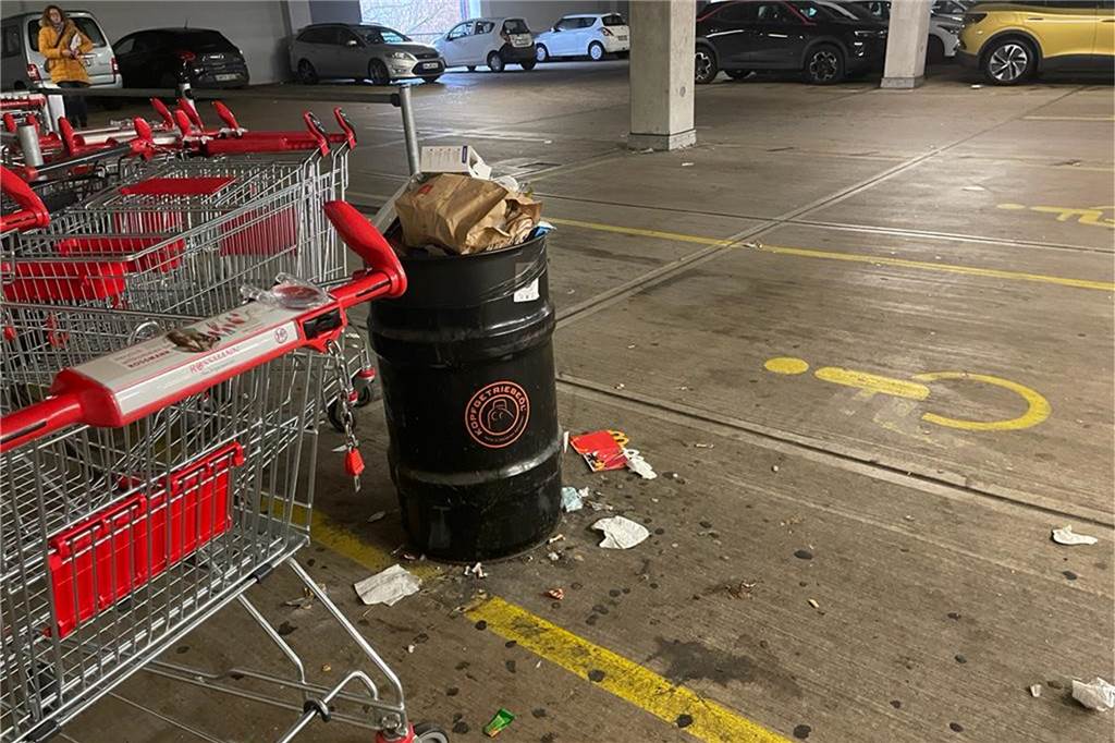 Wirtschaftsförderer erklärt aktuellen Stand bei „Werne City Mall“ Eine überfüllte Mülltonne auf dem Parkdeck des Hornecenters in Werne.