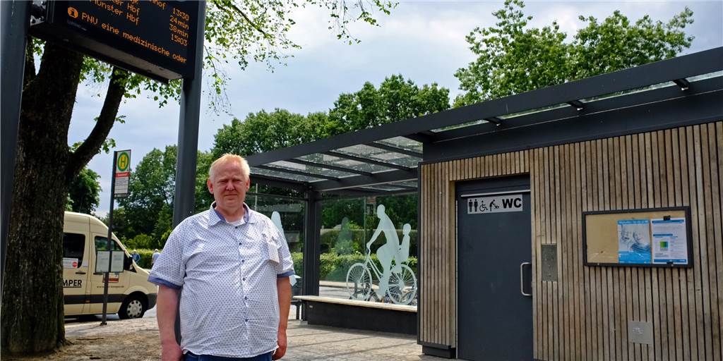 Fahrer ärgert sich über dreckige Toiletten und Trinker am Vredener Busbahnhof Busfahrer Thomas Kornrumpf vor der Toilette am Busbahnhof in Vreden.