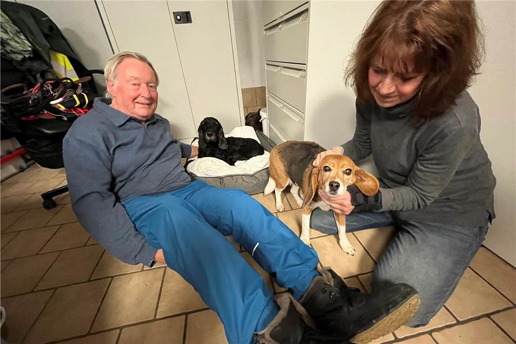 Neuer Wirbel um Tierschutzverein: Veterinäramt ermittelt - Aus AG „rausgeflogen“ Vereins-Chef Johannes Beisenherz und die 2. Vorsitzende Kristina Rummeld mit den Hunden Kasper und Gaya.