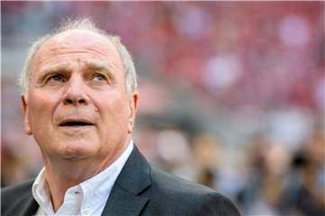 Vereinspräsident Uli Hoeneß hält nichts von dem Sportdirektor des Pariser Clubs Saint-Germain. Foto: Matthias Balk