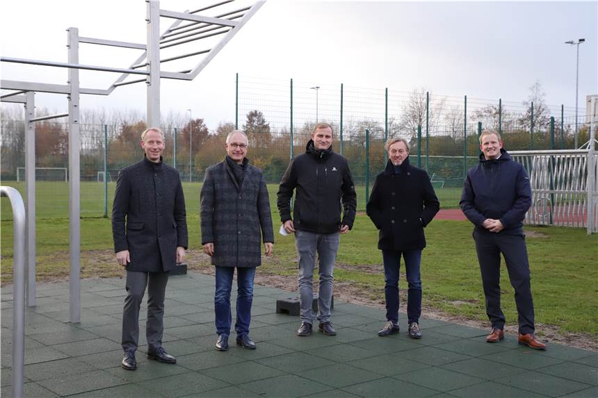 Fitness für alle Altersklassen gibt es bald am Wessumer Sportplatz Vereinsvertreter und Sponsoren besichtigten gemeinsam das Gelände.