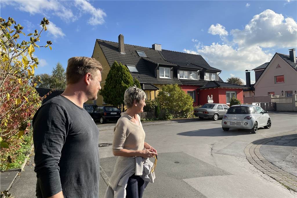 Raserei im engen Osulfweg: Anwohner gehen erneut auf die Barrikaden Monika Kleinehabig und Christopher Satke an einer der scharfen Kurven des Osulfwegs