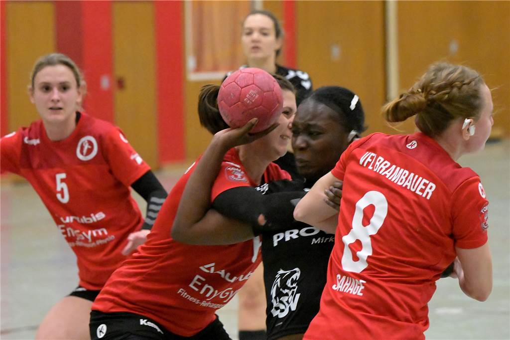 VfL Brambauer dominiert den Lüner SV im Derby Vereinte Kräfte: Der Brambauer-Block stoppt Appia-Sarah Dreßler (mit Ball) vom Lüner SV.