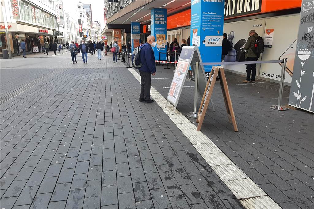 Ansturm auf den Westenhellweg? Das war der erste Shopping-Tag in Dortmund Vereinzelt bilden sich im Laufe des Tages bei einigen Geschäften Warteschlangen.
