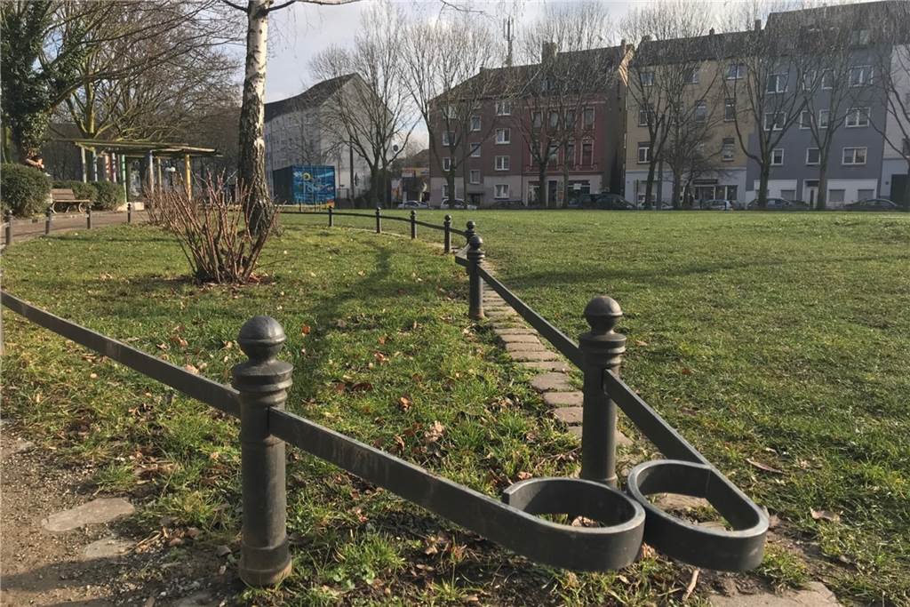Messerattacke auf 19-Jährigen: „Harte Drogen führen zur Eskalation“ Vereinzelte Gruppen, nur an der Straßenbahn-Haltestelle gibt es mehr Betrieb: Die Parkanlage war am Montagmittag relativ leer.