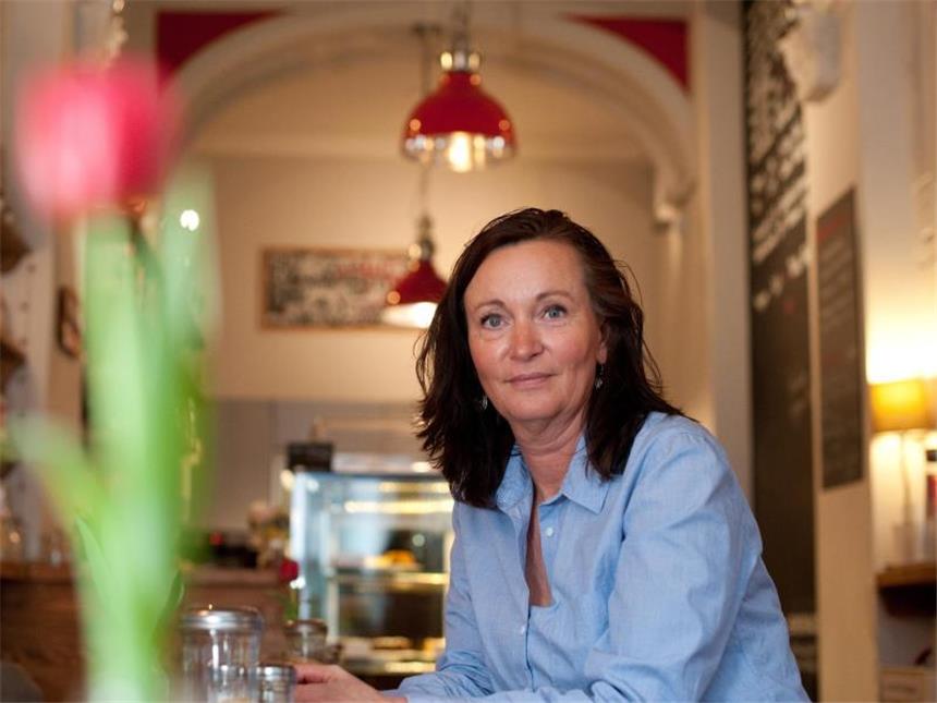 Zurück auf Start: Im Beruf noch mal ganz von vorne anfangen Verena Hintzsche hat Industriekauffrau gelernt. Heute betreibt sie in Berlin-Kreuzberg das Kaffee «Diele». Foto: Klaus-Dietmar Gabbert