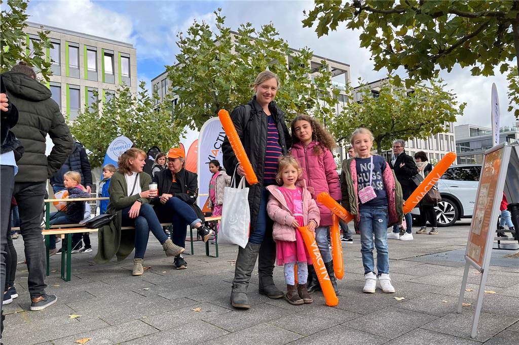 Super Stimmung beim Halbmarathon 2022 in Dortmund: Familie Piel feuert Läufer Olaf an Verena Mancino mit ihren drei Kindern Elisa (8), Chiara (6) und Fabiana (3) aus Schwerte: Sie vertreiben sich die Zeit an der Hörder Burg, bis Papa und Ehemann Lino den Zielbereich erreicht.