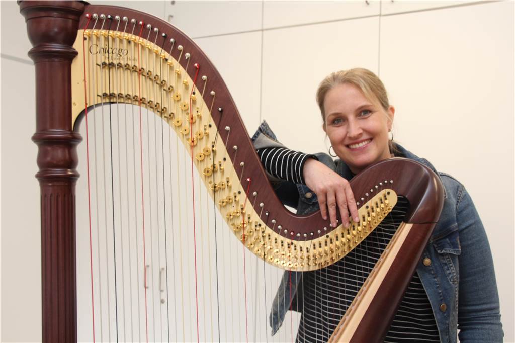 Wie die Harfe auf die Bierflasche kam und warum das für Selm so passend ist Verena Volkmer ist nicht nur Leiterin der Musikschule, sie ist auch Harfenistin aus Leidenschaft.