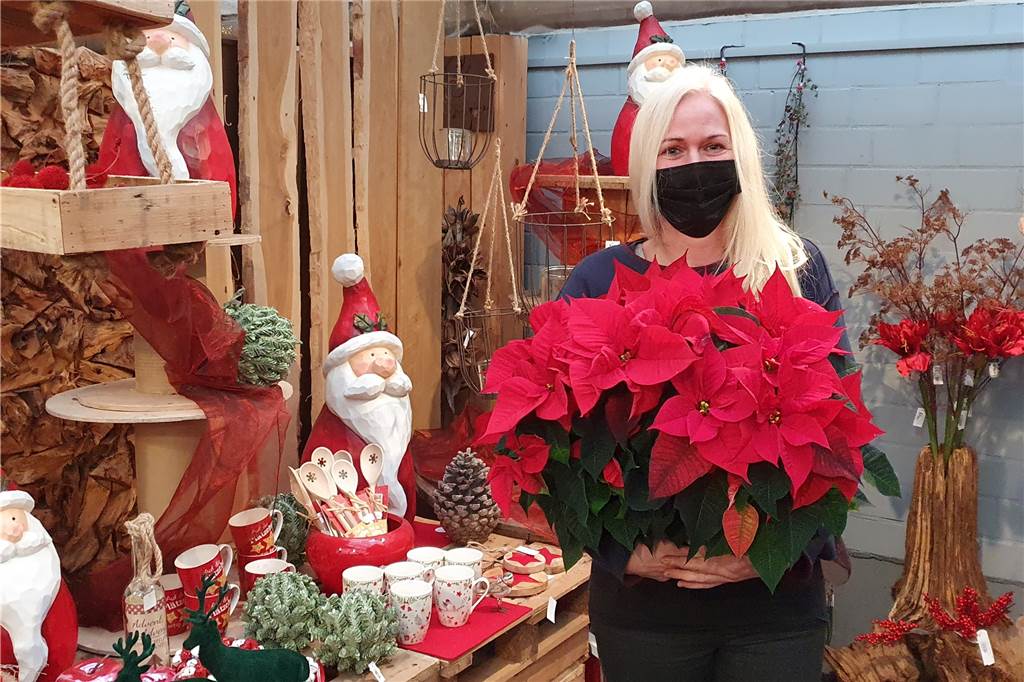 Händler in Herbern vorm Weihnachtsgeschäft: Zwischen Angst und Euphorie Eine Frau mit Blumen im Arm.