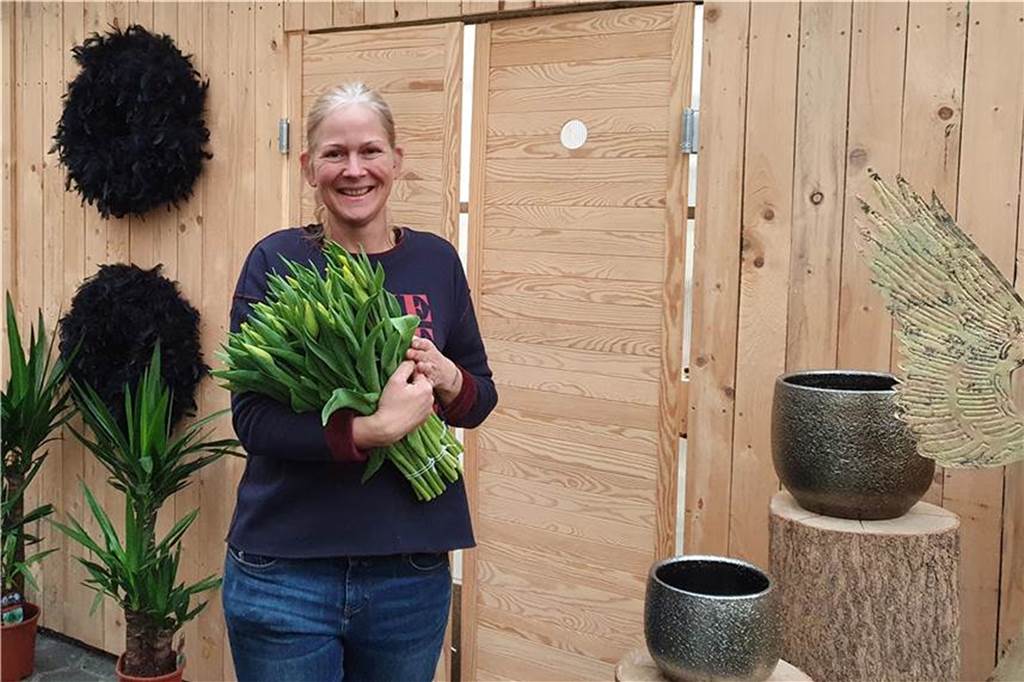 Corona-Krise stellt Floristen vor große Herausforderung - trotz geöffneter Läden Verena Wesselmann von Blumen Hönekop hofft, dass auch andere Unternehmen die Corona-Krise sicher überstehen.