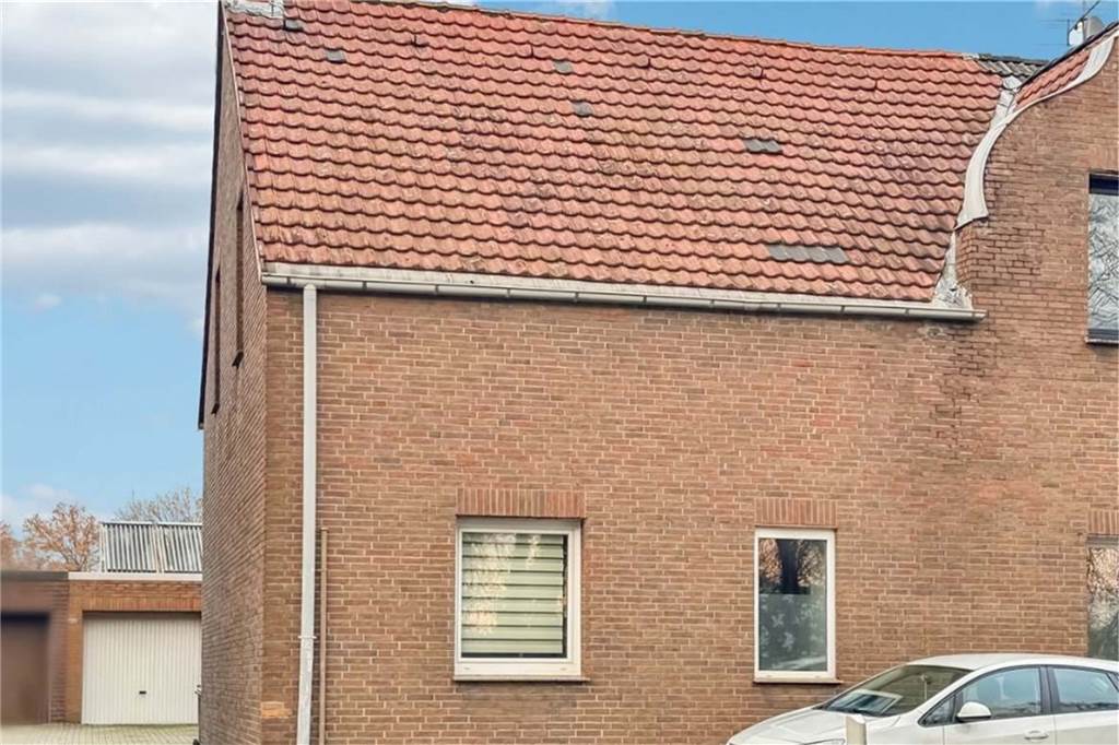 Doppelhaushälfte für 179.000 Euro - Was man dafür bekommt Verfärbungen an der Hauswand fallen sofort ins Auge.