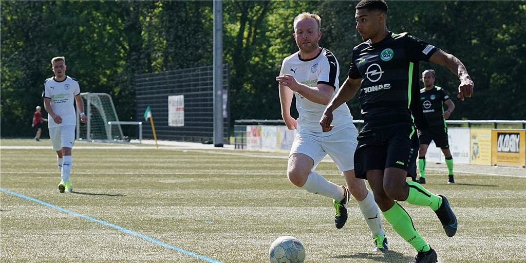 3:3 – Sommerkick gegen Westfalia Wethmar bringt SG Massens Trainer auf die Palme Verfolgt von Bastian Pöhlker (Wethmar) hat der stürmende Lennox Oruku den Blick auf den freien Mitspieler gerichtet.