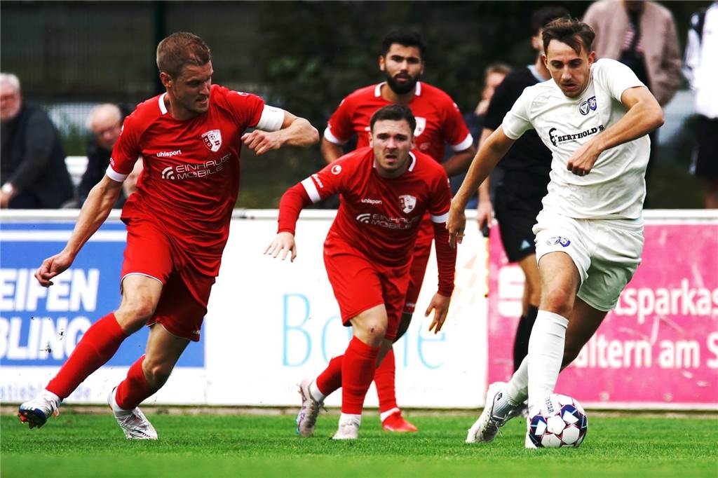 „Er hat immer an uns geglaubt“: Vangjel Frasheri über seine Zwangspause und den wichtigen TuS-Sieg Verfolgt von gleich mehreren Gegenspieler: Gegen die SG Bockum-Hövel spielte TuS Halterns Vangjel Frasheri (r.) nach seiner Verletzungspause erstmals wieder durch.
